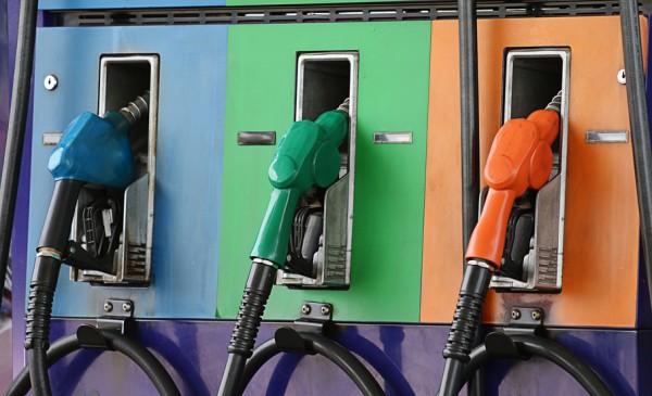 Бензин в России подешевел впервые с начала года